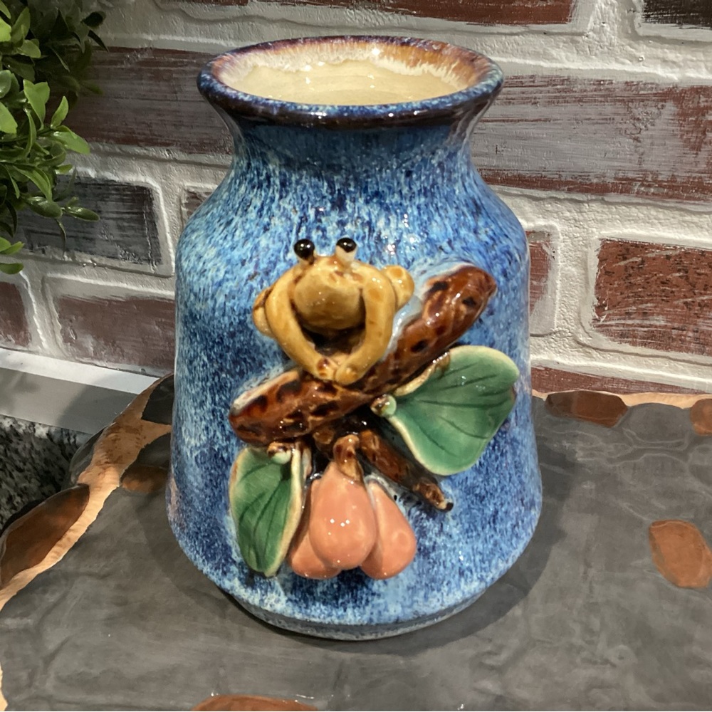 🔵 Stunning Hand Crafted Ceramic Frog Design Vase / Decor Piece - Quality Art